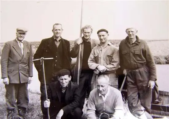 Jac. de Groot (tweede van links) met een zgn. schattersploeg in het Geestmerambacht.