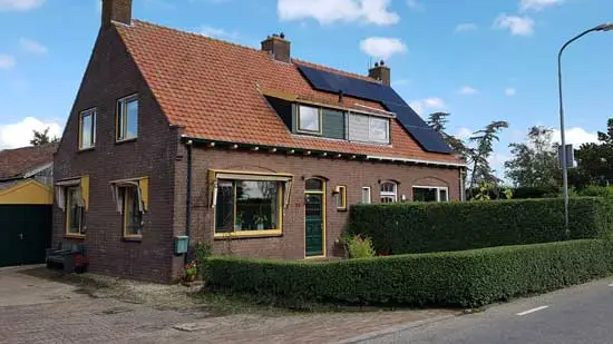 Dubbel woonhuis gebouwd in opdracht van Jan van den Kommer in 1944. Aan de rechterkant woonde hij, links zijn boekhouder.
