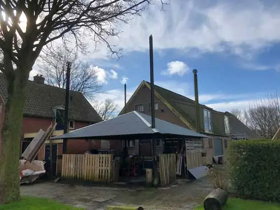 Het dak is vernieuwd, de staanders zijn van ijzer.