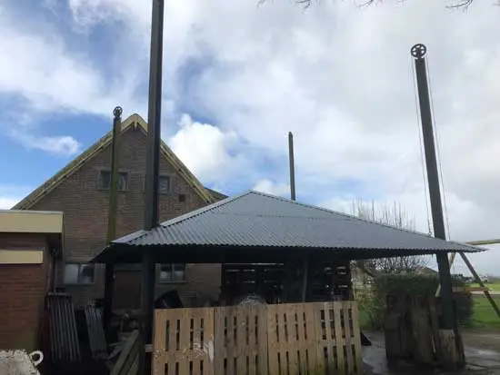 Hooivijzel in gebruik als opslagruimte.