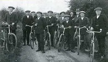 Katholieke jongens uit ondere andere Veenhuizen en De Noord fietsten met elkaar door de polder.