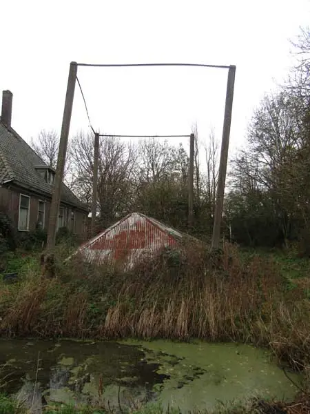 Een hooivijzel in verval hier aan de Westfriesedijk.