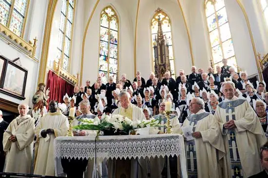 Pastoor Berkhout met Volendams Operakoor in de kerk van Tuitjenhorn ...