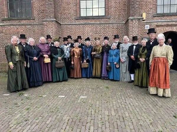 Bezoekers van de Westfriezendag in streekdracht