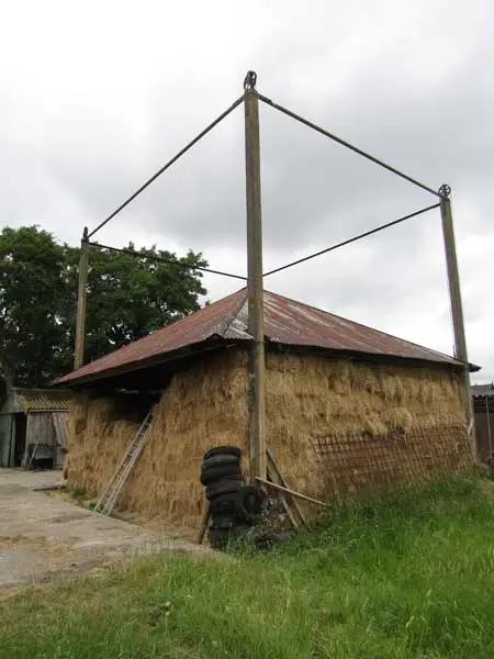 Hooivijzel in gebruik voor hooi-opslag.