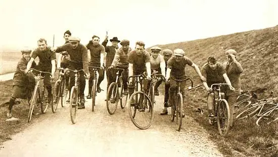 Foto van fietsclub De Westfries uit Enkhuizen, kort na de oprichting in 1926.