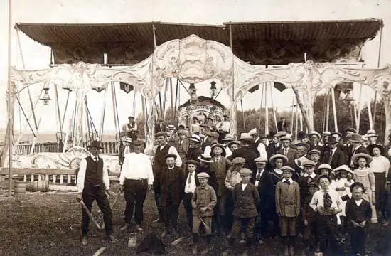 Foto uit 1913 van de kermis in 't Kruis bij Heerhugowaard.