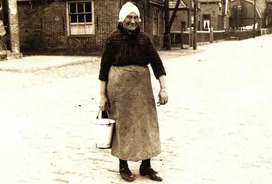 Foto van Opoe Kee, de behulpzame vrouw uit Obdam, misschien wel weer op weg om een dorpsgenoot te helpen.