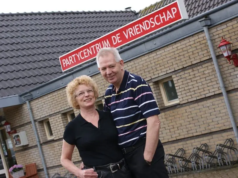 Rina Dekker en Fons Loos, de laatste eigenaren van De Vriendschap, in 2011.