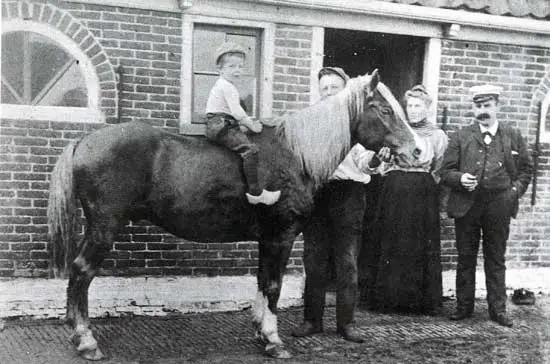 Trots zit de zoon van de Oudkarspelse kastelein Buckmann te paard.