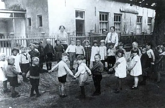 Kinderen van de Fr&ouml;belschool, de toenmalige kleuterschool, aan de Breedstraat in Medemblik.