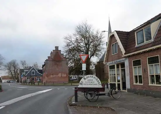 Een historische ensemble met de bakkerij op de voorgrond.