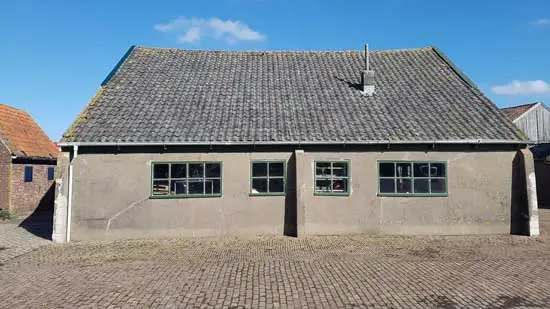 De voorgevel aan de straatkant.