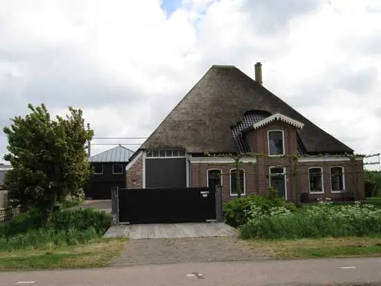 Stolp met links ernaast een moderen vijzel.