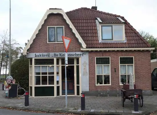 Voorzijde van de bakkerij.