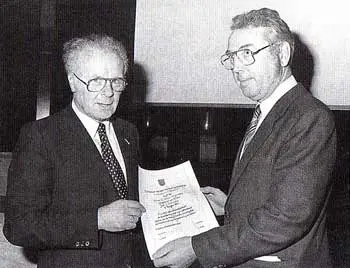 In het najaar van 1980 ontving Johan Schilstra (links) de Westfrieslandprijs van het Westfries Genootschap.