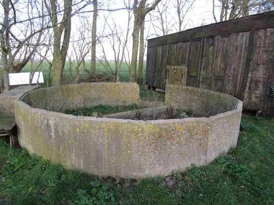 Twee silo's, de voorste is normaal, de achterste is uitgegraven en grotendeels in de grond verdwenenen.