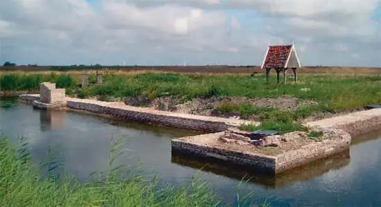 De fundamenten van kasteel Nuwendoorn, gelegen onder aan de Westfriesedijk nabij Eenigenburg, ...