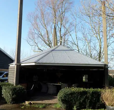 Gepotdekselde kanten, windvaan met kogelgaten.
