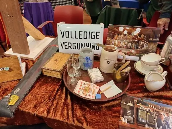 Materiaal uit oude cafe's geven sfeer aan onze stand
