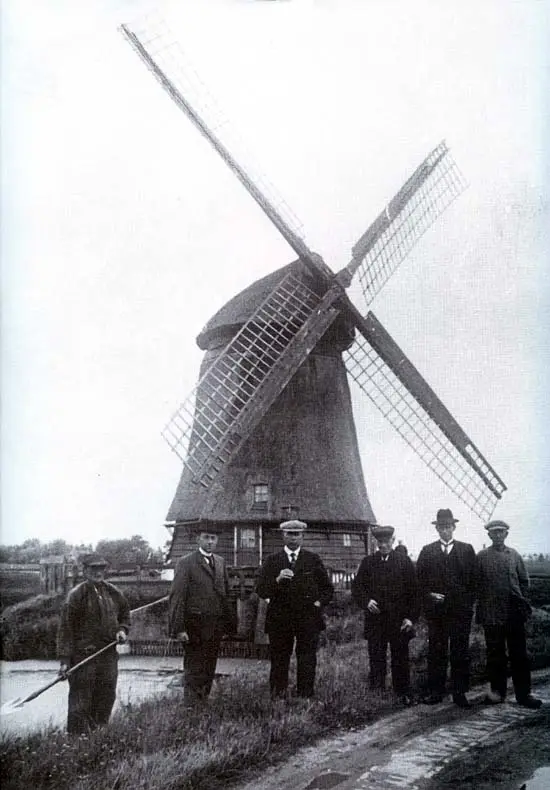 In hun nette pak staan rond 1910 de bestuursleden van de Oosterkamperpolder trots voor de molen in de Kampen bij Nieuwe Niedorp.