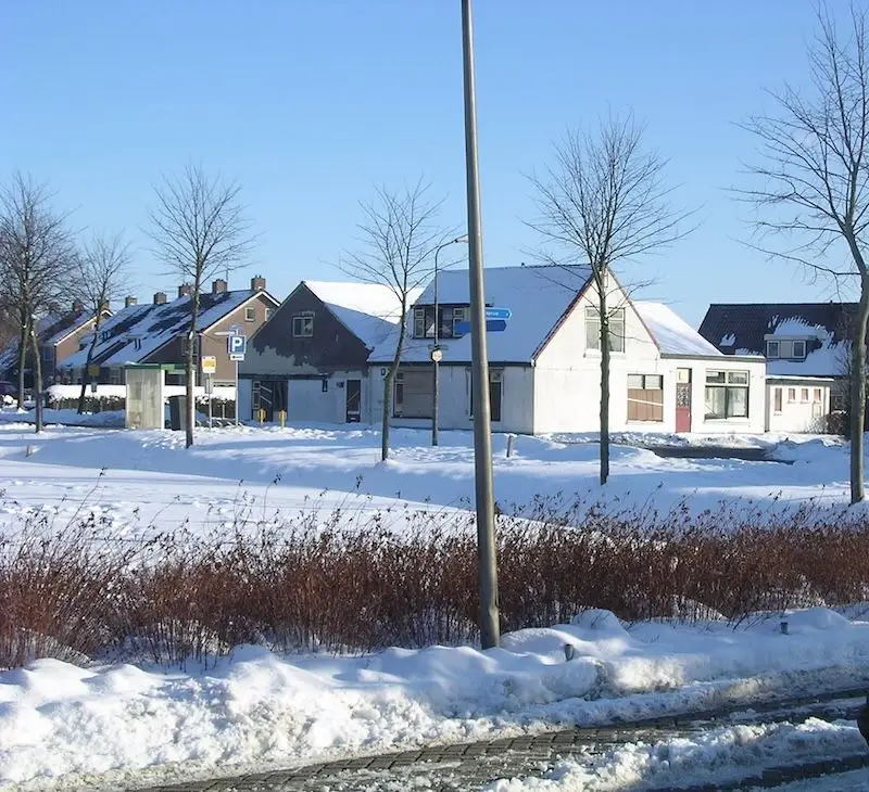 Winter 2005. Het dichtgetimmerde caf&eacute; staat er verloren bij.