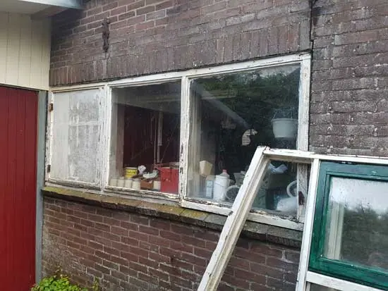 Een rij van drie ramen in de zijgevel. Voorheen waren dat er vier.