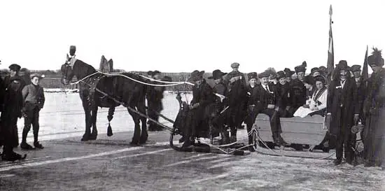 Tijdens hele strenge winters gingen niet alleen mensen het ijs op; ook paarden moesten mee.