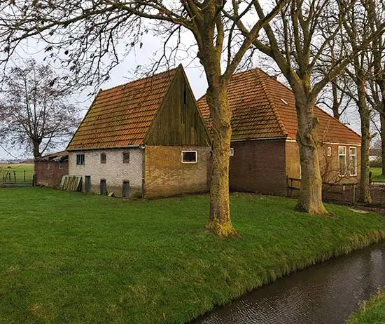 Voorzijde boerderij en varkensschuur.