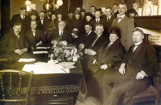 Op 23 maart 1926 werd Jacob Koster (zittend derde van rechts) als burgemeester van de toen nog zelfstandige gemeente Winkel ge&iuml;nstalleerd.