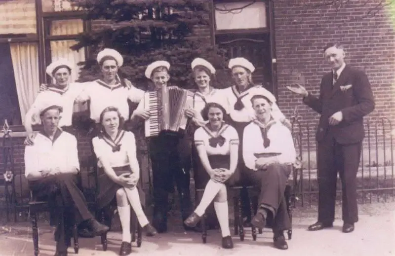 Ansichtkaart voor het caf&eacute; de Nieuwe Aanleg, circa 1950.