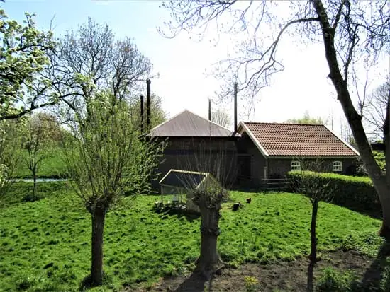 In de laagte aan de Obdammerdijk ligt deze originele hooivijzel.