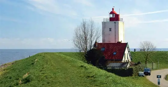 Vuurtoren De Ven vanaf de Oosterdijk. (Foto TM)
