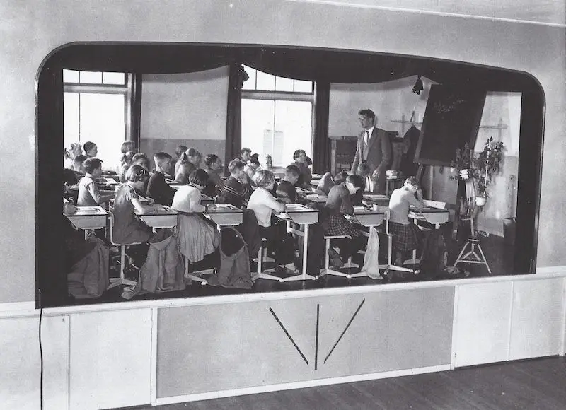 De klas van meester Loos op het podium, 1958.