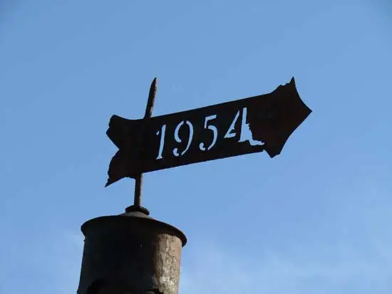 In de gehavende windvaan het jaartal 1954.
