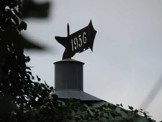 In de windvaan staat het jaartal 1956.