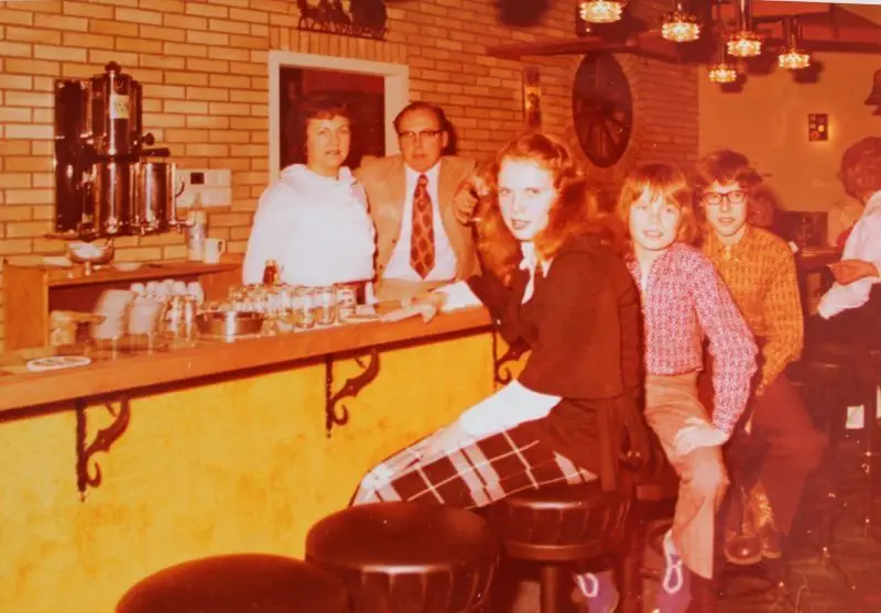 Midwoud 8 Wil en Peter Heins staan achter hun nieuwe bar