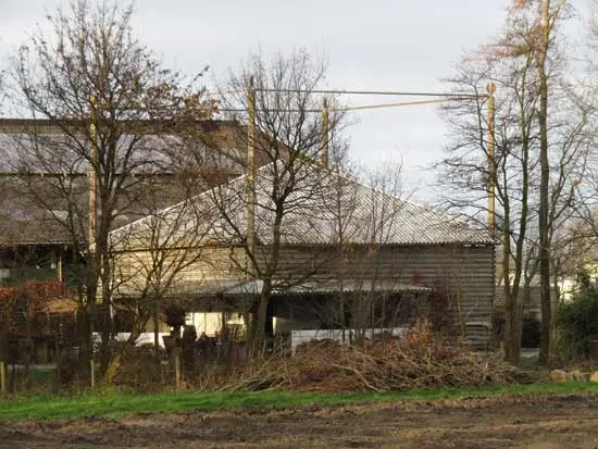 Grote hooivijzel met vier betonnen staanders.