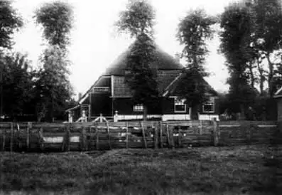 De boerderij, vlak voor dat deze in 1921 werd gesloopt.