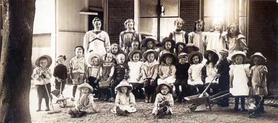 De jongste leerlingen van Midwoud in 1913.