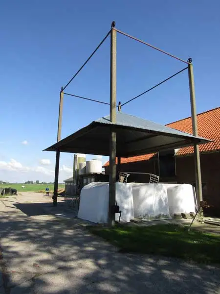 De vijzel als onderdak voor de kalverenhokken.