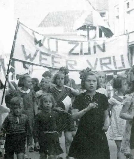 De kinderen in Hoorn liepen in optocht door de stad om de bevrijding te vieren.