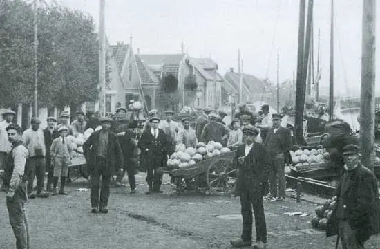 Blik op de groentenveiling op 't Hoog in Avenhorn in 1918.
