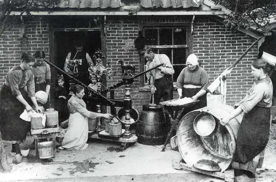 Op deze foto, die omstreeks 1925 werd gemaakt, zijn Gerrit Vlaar uit Benningbroek en zijn familie druk in de weer met kaasdoeken.