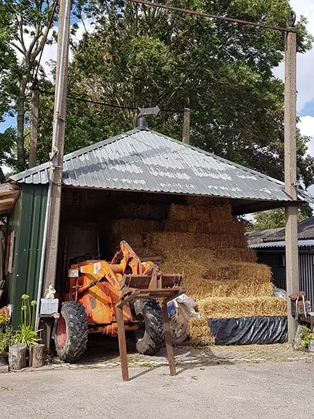 Bergplaats voor machine en hooibalen.