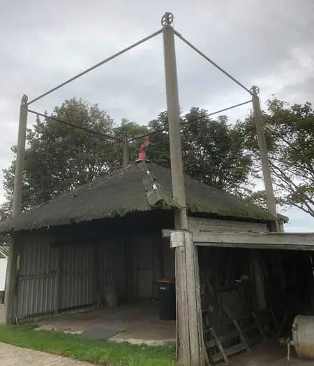 De vijzel is in gebruik als bergplaats.