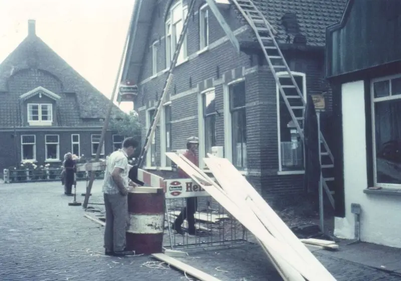 Midwoud 4 B Anno 1964 68 Dirk en Trien Koster links achter kijken toe tijdens reparaties aan hun cafe