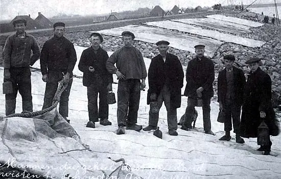 De acht Andijker &lsquo;redders van West-Friesland&rsquo; hebben zich als leden van het dijkleger bij de stormramp in 1916 bijzonder verdienstelijk gemaakt.
